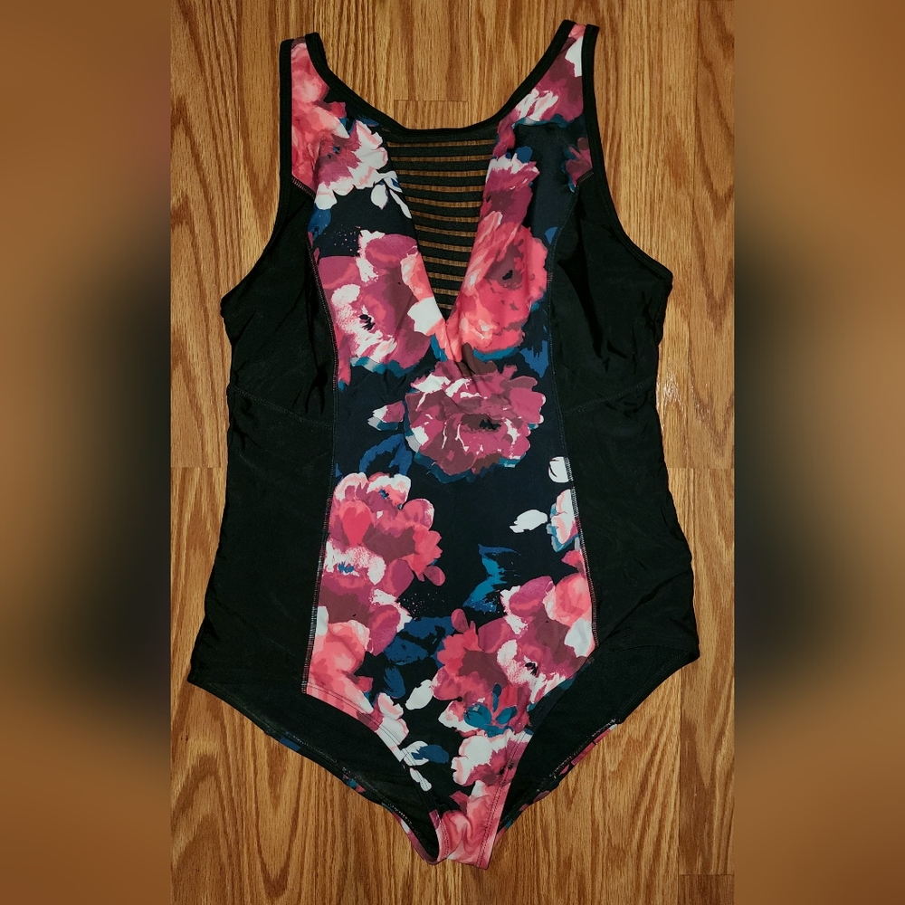 VGUC Lane Bryant Livi Active Women's Swimsuit